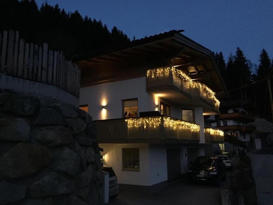 Ferienhaus Zillertal Panorama Blick Balkon Sauna Zellberg Bagian luar foto