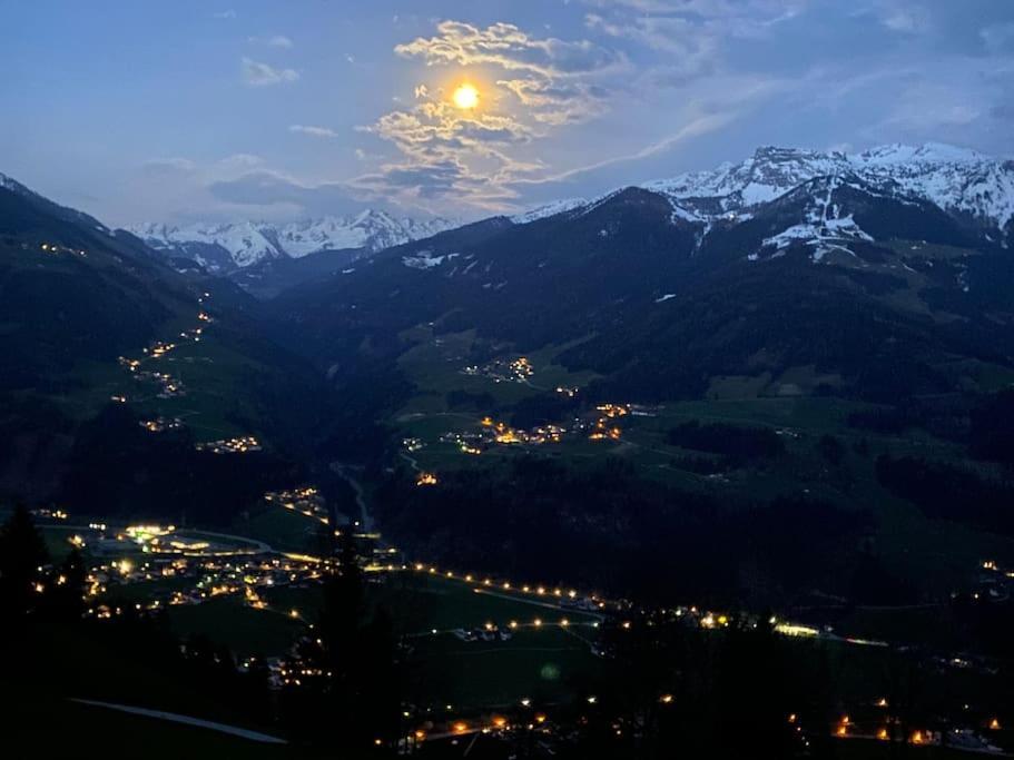 Ferienhaus Zillertal Panorama Blick Balkon Sauna Zellberg Bagian luar foto