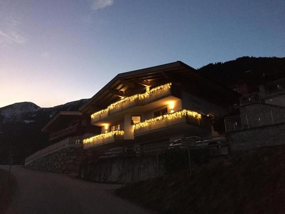 Ferienhaus Zillertal Panorama Blick Balkon Sauna Zellberg Bagian luar foto