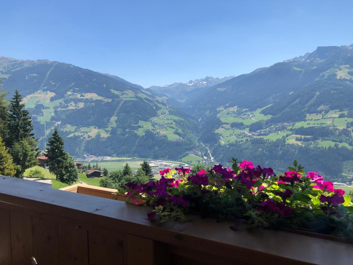 Ferienhaus Zillertal Panorama Blick Balkon Sauna Zellberg Bagian luar foto