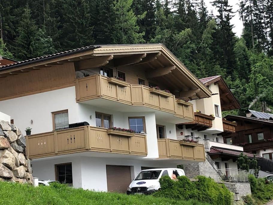 Ferienhaus Zillertal Panorama Blick Balkon Sauna Zellberg Bagian luar foto