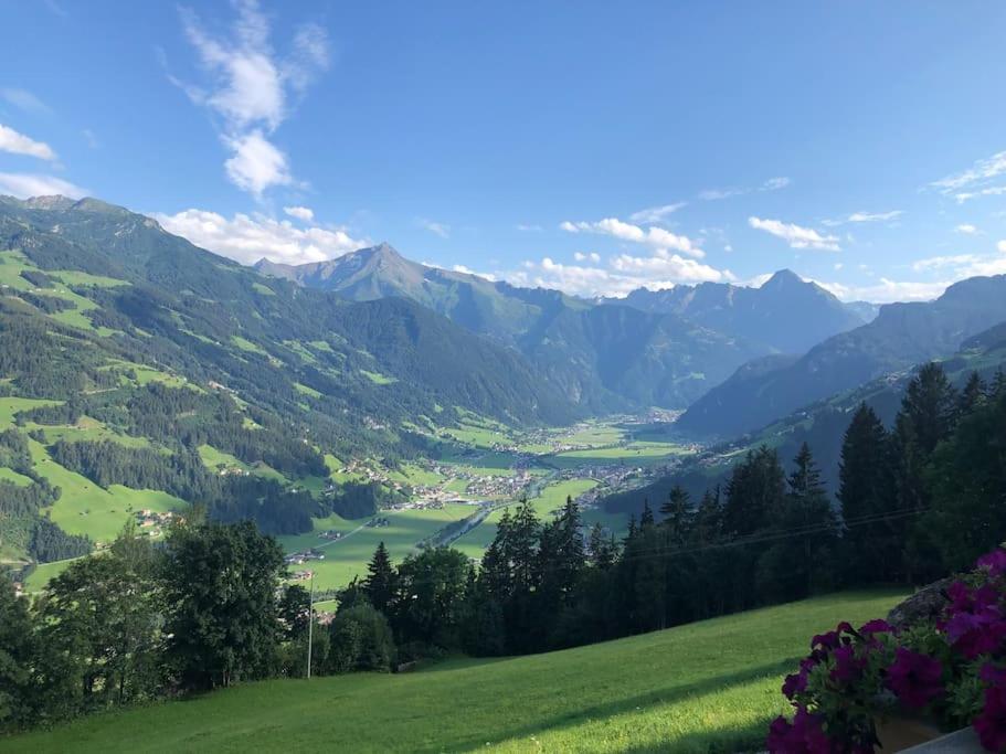 Ferienhaus Zillertal Panorama Blick Balkon Sauna Zellberg Bagian luar foto