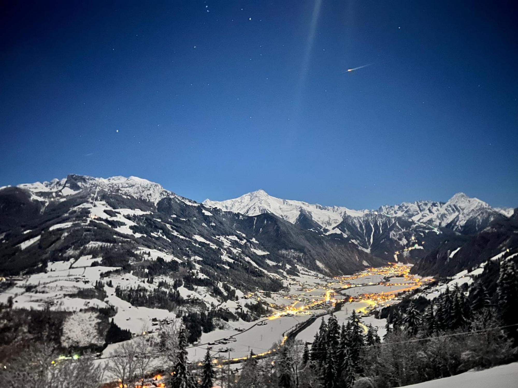 Ferienhaus Zillertal Panorama Blick Balkon Sauna Zellberg Bagian luar foto